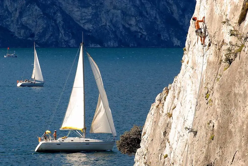 Bei Tempesta Torbole ist einer der beliebtesten Surfspots Europas worauf sich - фото 59