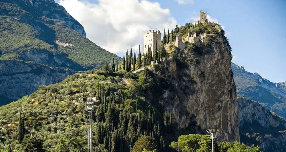 Castello di Arco In südlicher Richtung geht es weiter an der Sarca entlang in - фото 55