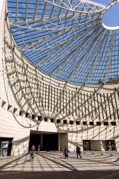 Das futuristische Mart Oberhalb der Altstadt thront mit toller Aussicht - фото 63