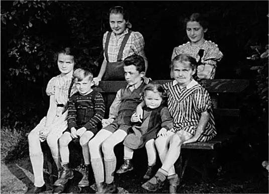 1942 mit der kleinen Gerda sind wir nun sieben Der genormte Mensch Wir - фото 9