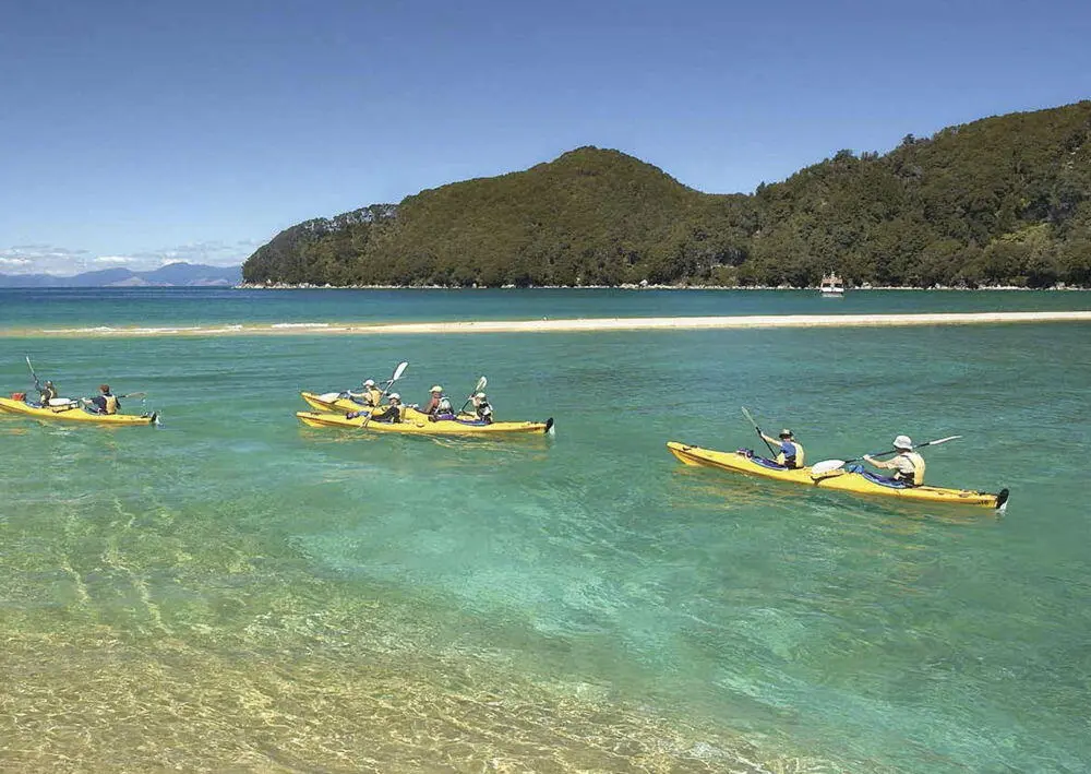 Die Küste des Abel Tasman National Park genießen Besucher vom Kanu oder Boot - фото 17