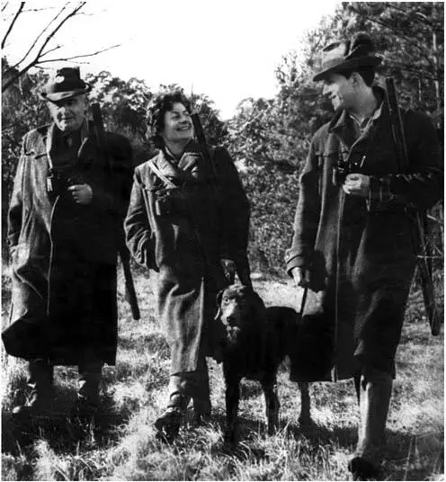 Der Verfasser mit seiner Mutter und Opa König Das Foto erschien auf dem - фото 3