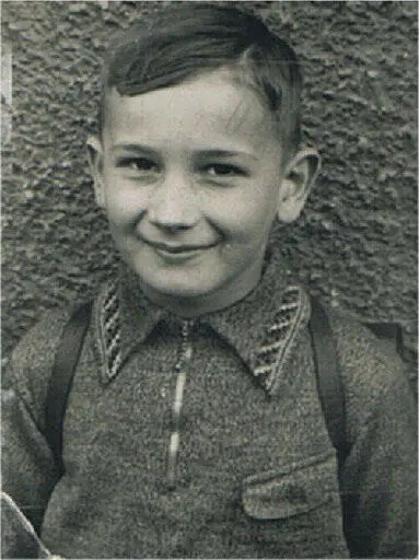1935 Als siebenjähriger Schüler mit dem Schulranzen auf dem Rücken Ich war - фото 10