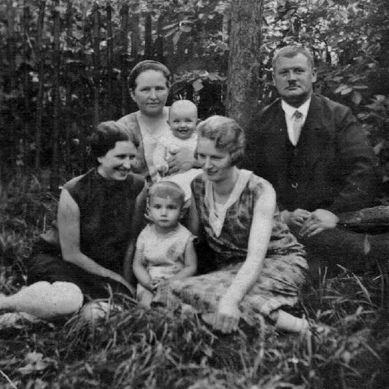 1930 Als zweijähriger im Garten der Großeltern Fritz Laue Mein Patenonkel - фото 7
