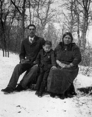 John Okute Sica mit seiner Ehefrau Christina und Sohn John Die Fotografie - фото 5