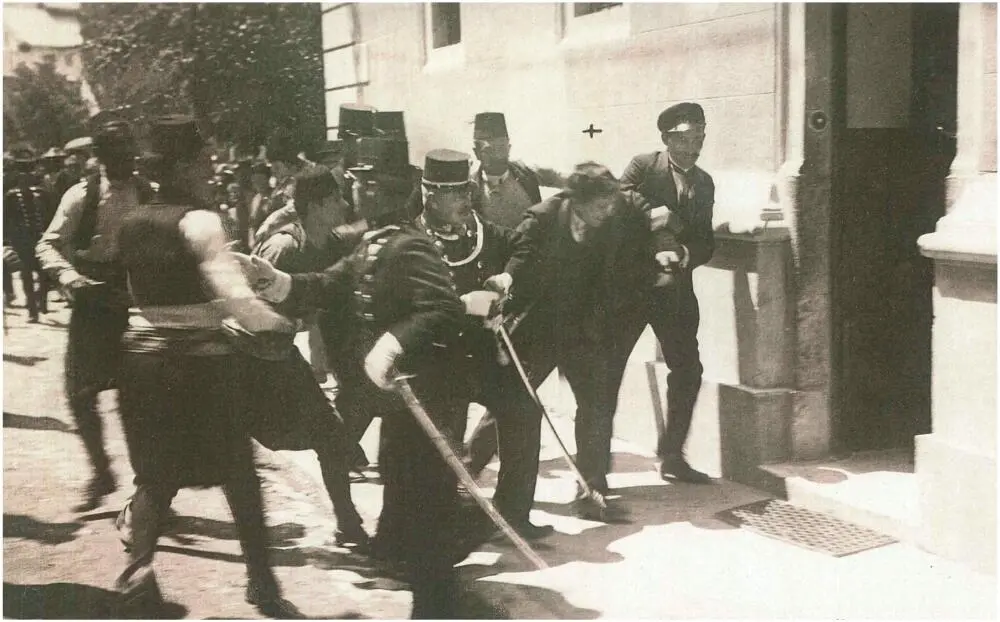 Der Bombenwerfer Nedeljko Čabrinović wird von der Polizei abgeführt Die - фото 20