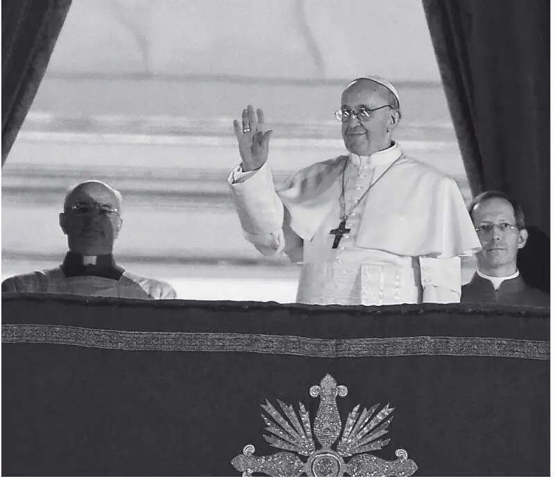 Papst Franziskus auf der Mittelloggia des Petersdoms am Abend der Papstwahl - фото 3