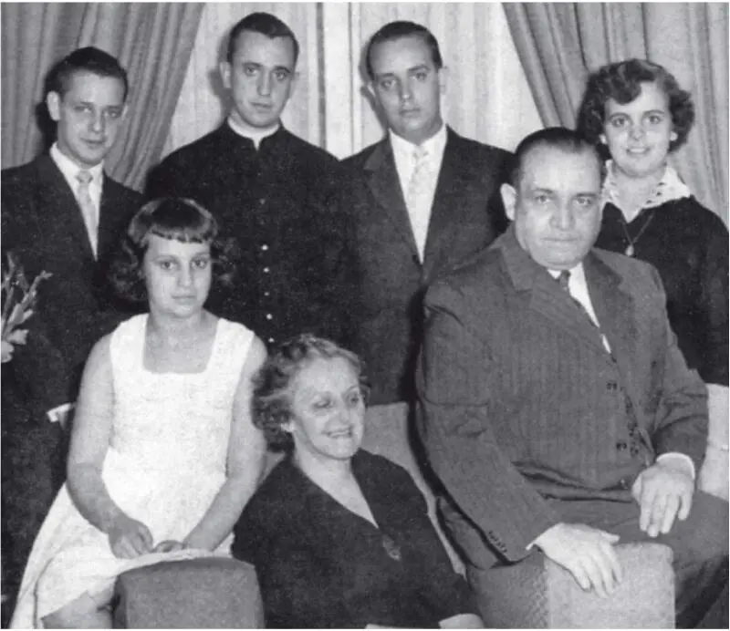 Jorge Mario Bergoglio stehend 2 von links mit seinen Eltern und - фото 5