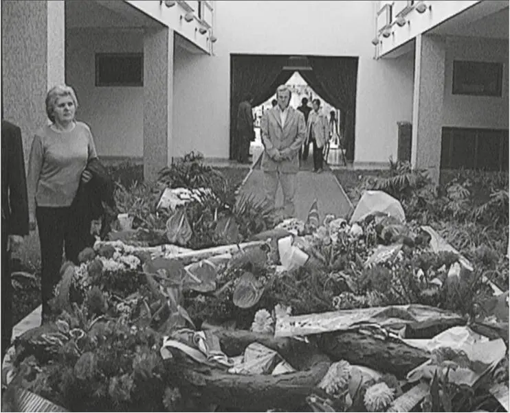 Tito lebt in der Erinnerung der älteren Generation fort Im TitoMausoleum - фото 5