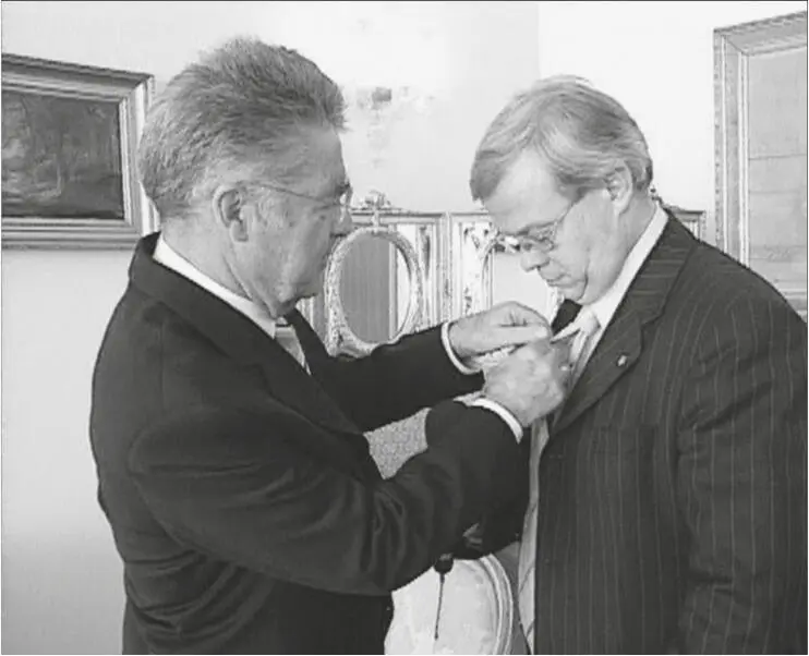 Mit Bundespräsident Fischer in Kroatien KrawattenRichten vor dem Interview - фото 3