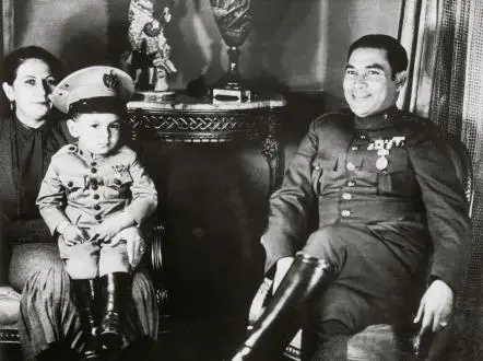 Fulgencio Batista y Zaldívar mit seiner Frau und seinem Sohn an Weihnachten - фото 4