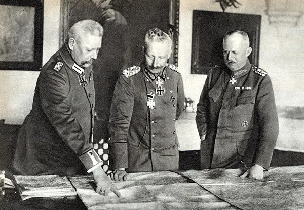 Kaiser Wilhelm IIMitte während einer Lagebesprechung mit Generalfeldmarschall - фото 17