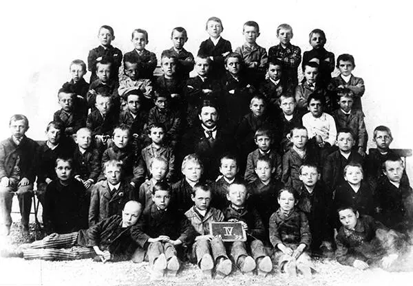 Klassenfoto der 4 Klasse in Leonding In der obersten Reihe Mitte der - фото 4