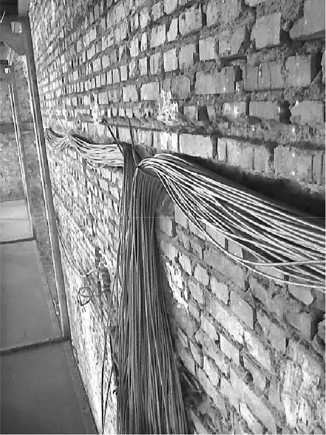 Ein Bündel Datenkabel bei der Verlegung Der große Hörsaal mit dem - фото 17
