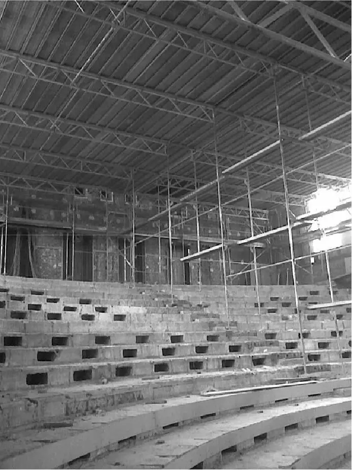 Der große Hörsaal mit dem Raumgerüst Oben links sind die Datenkabel erkennbar - фото 18