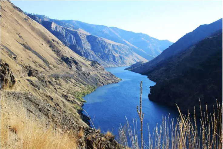 Der Snake River im Hells Canyon Oregon Die Fahrt geht auch hier wieder durch - фото 11