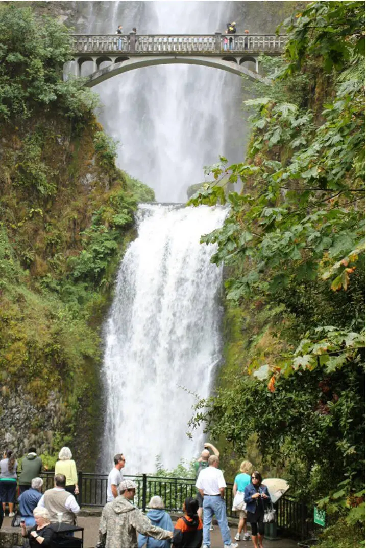 Die Multnomah Fälle 190 m an der Panoramastraße Columbia Drive Da sind viele - фото 6