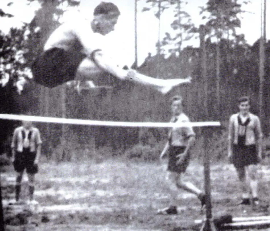 Abb 20 Leichtathletik der HJ Während die Zielsetzung der männlichen Jugend - фото 21