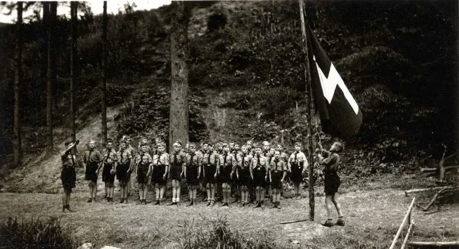 Abb 26 Fahnenappell Abb 27 Propagandafoto zum AdolfHitlerMarsch mit - фото 27