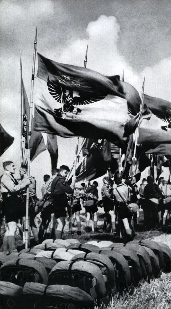 Abb 27 Propagandafoto zum AdolfHitlerMarsch mit Fahnen Abb 28 Lied - фото 28
