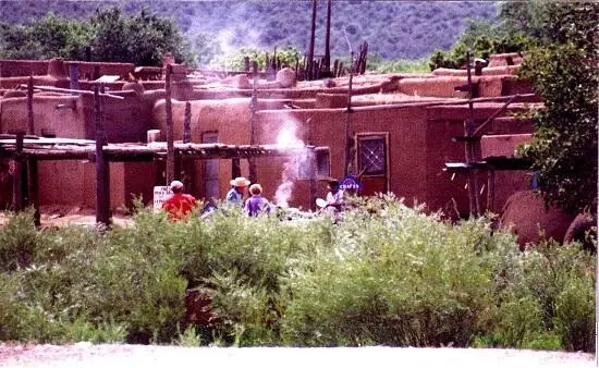 Ein indianisches Pueblo in New Mexico Das Dorf liegt mitten in der Natur - фото 11