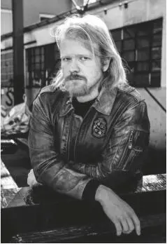 Das wundersame Bild Die blonde Frau in den übergroßen Jeans und der weiten - фото 36