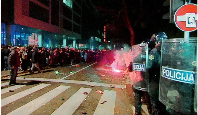 Misswirtschaft und Korruption führten zu Massendemonstrationen und - фото 21