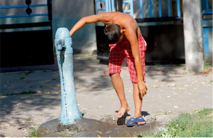 Das Wasser für die Roma floss plötzlich nur noch spärlich öffentlicher Brunnen - фото 5
