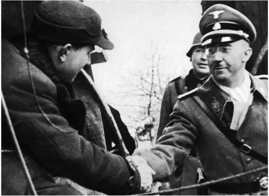 Wahnwitzige Volkstumsarbeit Himmler begrüßt an der deutschen Grenze eine - фото 18