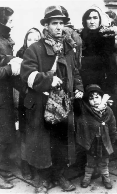 Eine jüdische Familie aus dem Krakauer Ghetto wartet auf die Deportation in ein - фото 25