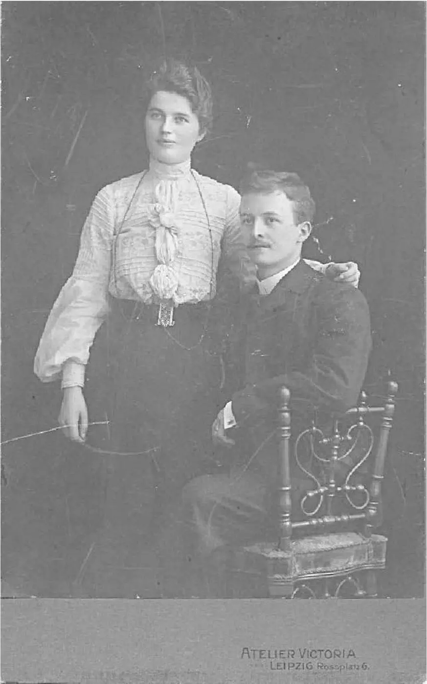 Mein Großvater Alfred Mohr mit seiner Frau Margarete 1904 Stadtspaziergang - фото 1