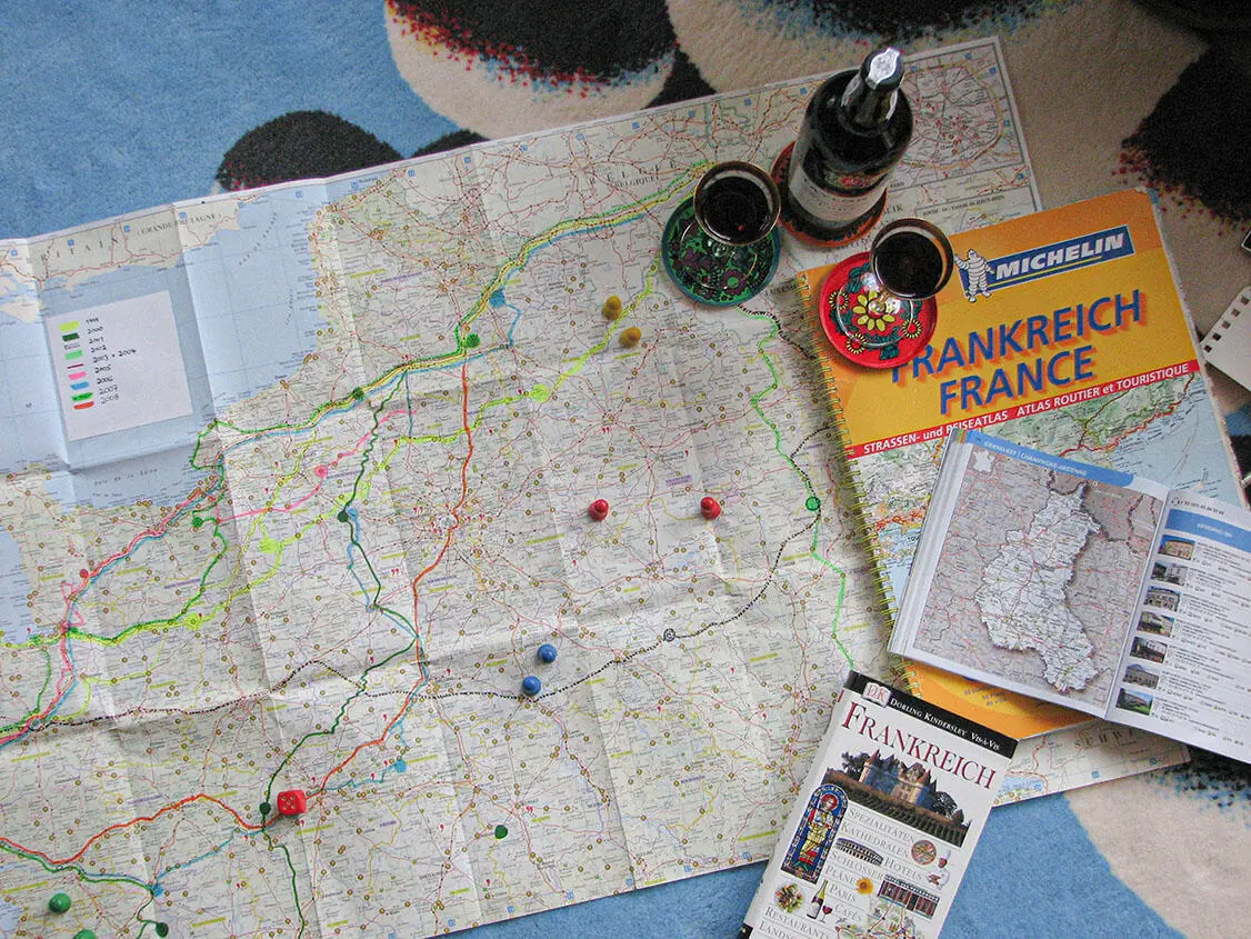Reisevorbereitung mit Karte Atlas Büchern Die Schwärmerei hatte zwei Gründe - фото 1
