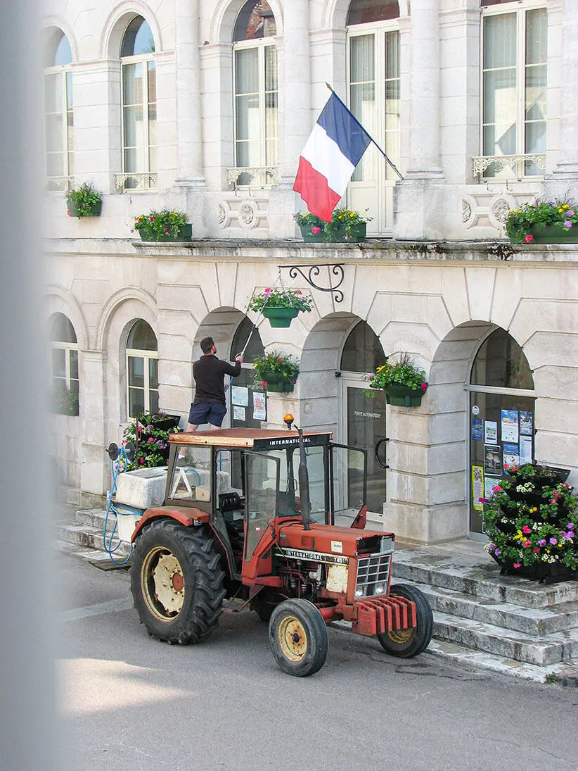 Die Blumen werden gegossen Tasche packen Kissen aus dem Fenster werfen die - фото 15