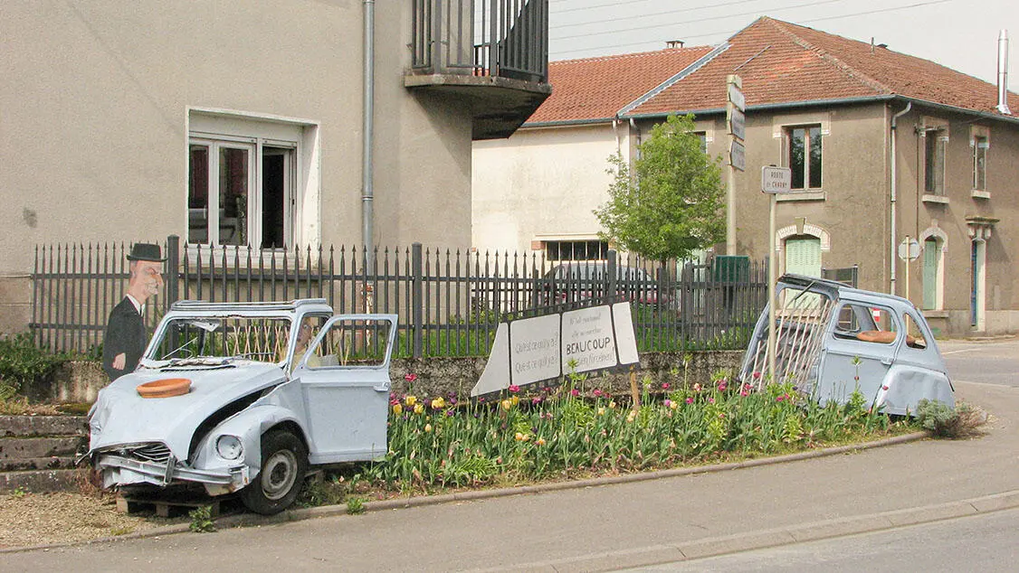 Zersägte Dyane bei Vacherauville Vielleicht hat er ja eine An einer Kreuzung - фото 3