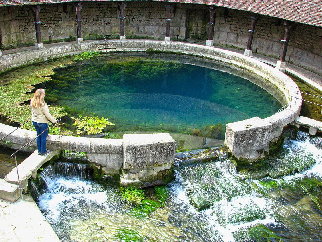 Berauschend die Quelle La Fosse Dionne in Tonnerre Es sind die Dachziegel - фото 10