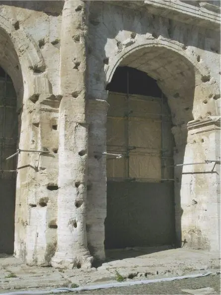 Abb 7Rom Kolosseum Fassade erstes Geschoss Halbsäule mit Basis und - фото 11