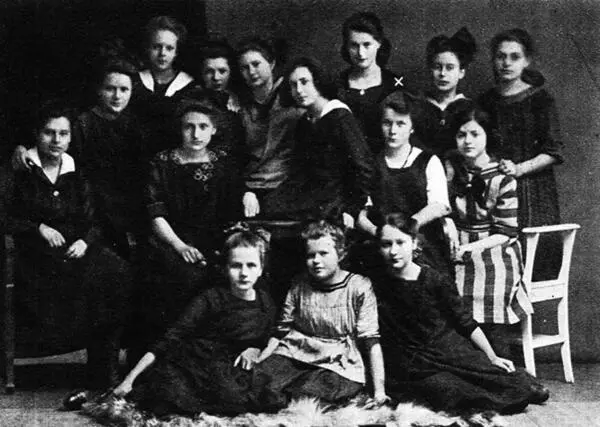 Die sechzehnjährige Renate x mit ihrer Danziger Schulklasse 1922 Der Vater - фото 8