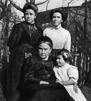 Vier Generationen Urgroßmutter Großmutter Mutter und Renate 1910 - фото 4