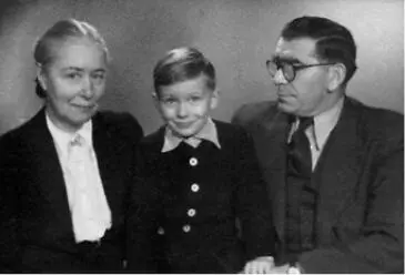 1953 Liselotte WelskopfHenrich ihr Sohn Rudolf und ihr Mann Rudolf Welskopf - фото 7