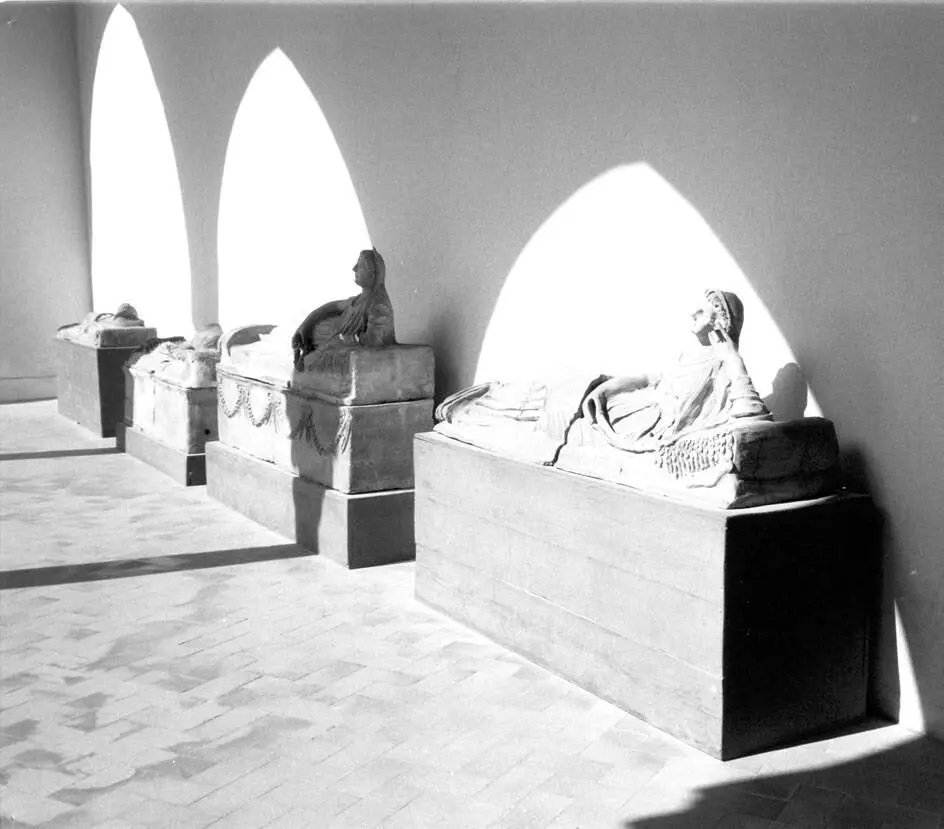 Etruskische Sarkophage im Hof des Nationalmuseums von Tarquinia - фото 1