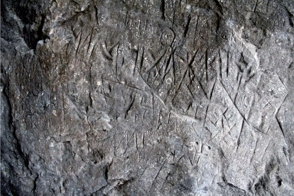 Detail der Rätselschrift aus der Felsspalte am Rofaner Steinberg Wäre auch die - фото 52