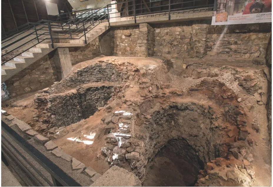 Abb 9Zwei von ursprünglich sechs Brennöfen in der Kalkbrennerei Iversheim - фото 16