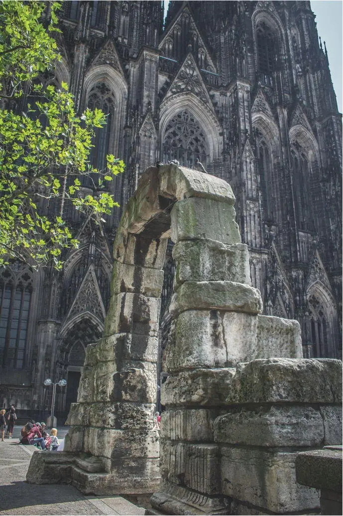 Abb 7Der Seitenbogen des römischen Nordtores wiederaufgestellt vor dem Kölner - фото 14