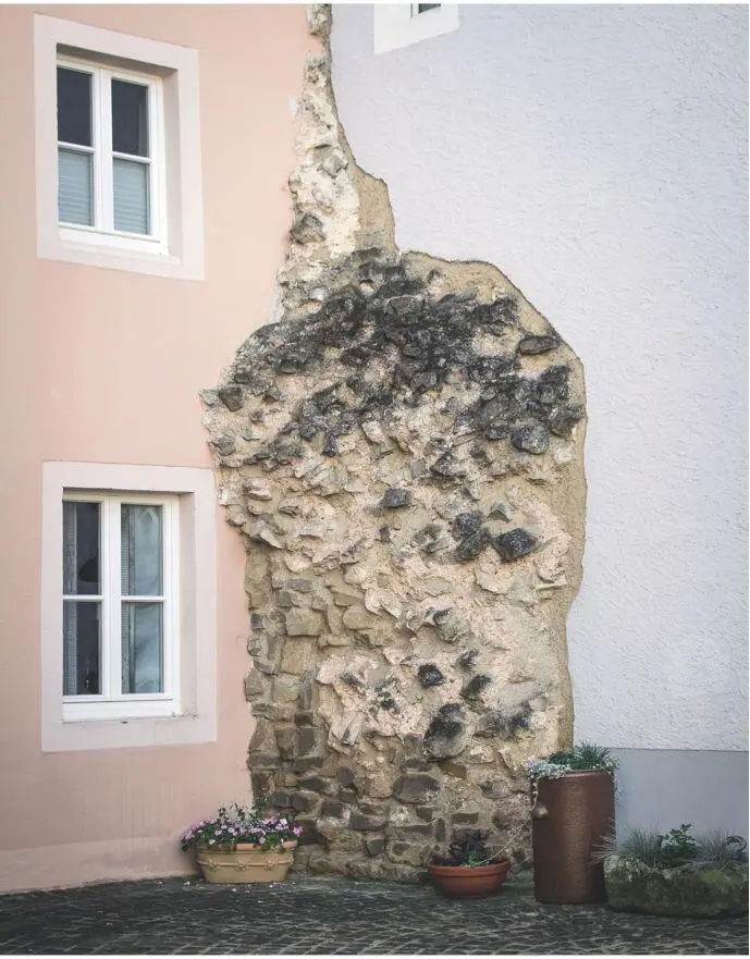 Abb 17Bitburg Reste der Befestigungsmauer in ein Wohnhaus eingebaut Kurz - фото 24