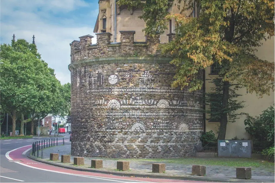 Abb 6Der Römerturm in der Zeughausgasse ist das am besten erhaltene Stück der - фото 13