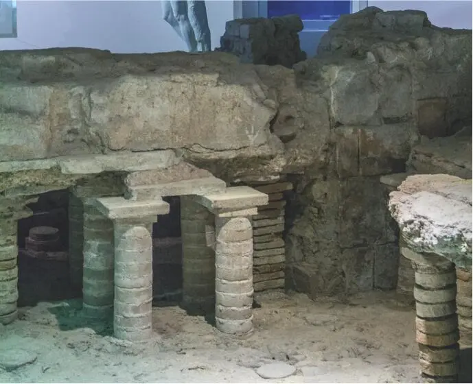 Abb 8Durch die Hypokaustenheizung wurden Becken und Fußböden von unten mit - фото 15