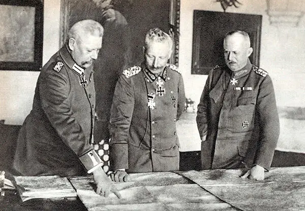 Kaiser Wilhelm II centre during the discussion of the situation with Field - фото 17