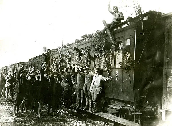 August 1914 in Berlin a troop transport with gaily waving soldiers shortly - фото 9