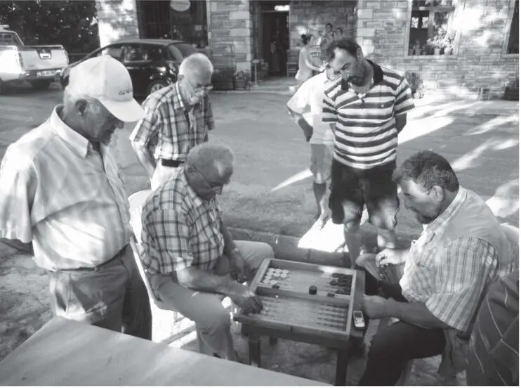 Alte Männer beim Brettspiel in Vakıflı Die Vergangenheit des Dorfes am Musa - фото 3