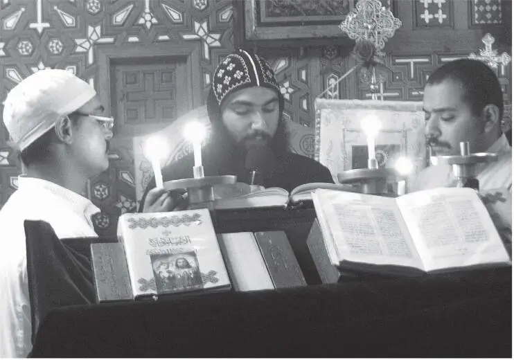 Koptische Mönche beim Gebet Viele junge ägyptische Christen suchen ein Leben - фото 4